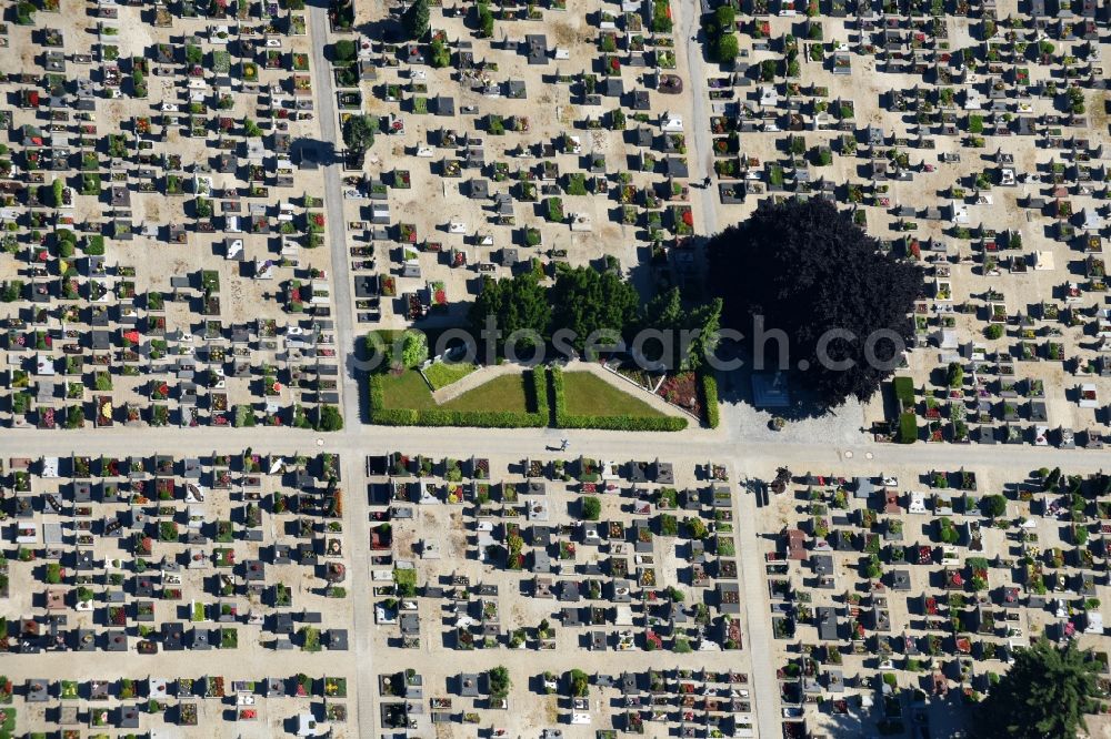 Straubing from the bird's eye view: Grave rows on the grounds of the cemetery of Katholischen Pfarramtes St. Peter in Straubing in the state Bavaria, Germany