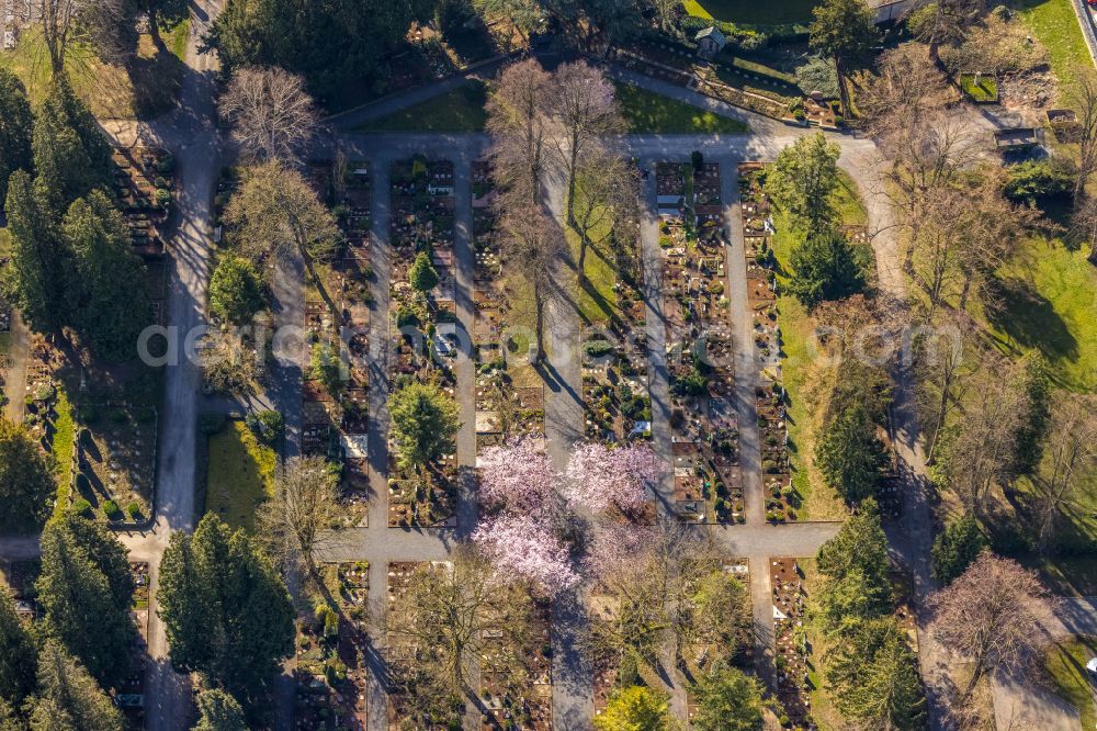 Aerial photograph Werl - Rows of graves on the grounds of the graveyard Parkfriedhof on street Hinter dem Friedhof in Werl at Ruhrgebiet in the state North Rhine-Westphalia, Germany