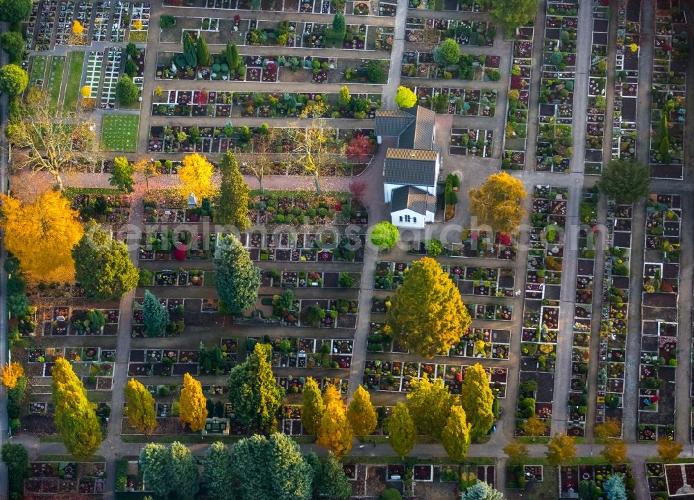 Aerial photograph Essen - Grave rows on the autumnal grounds of the cemetery Kettwig in Essen in the state of North Rhine-Westphalia