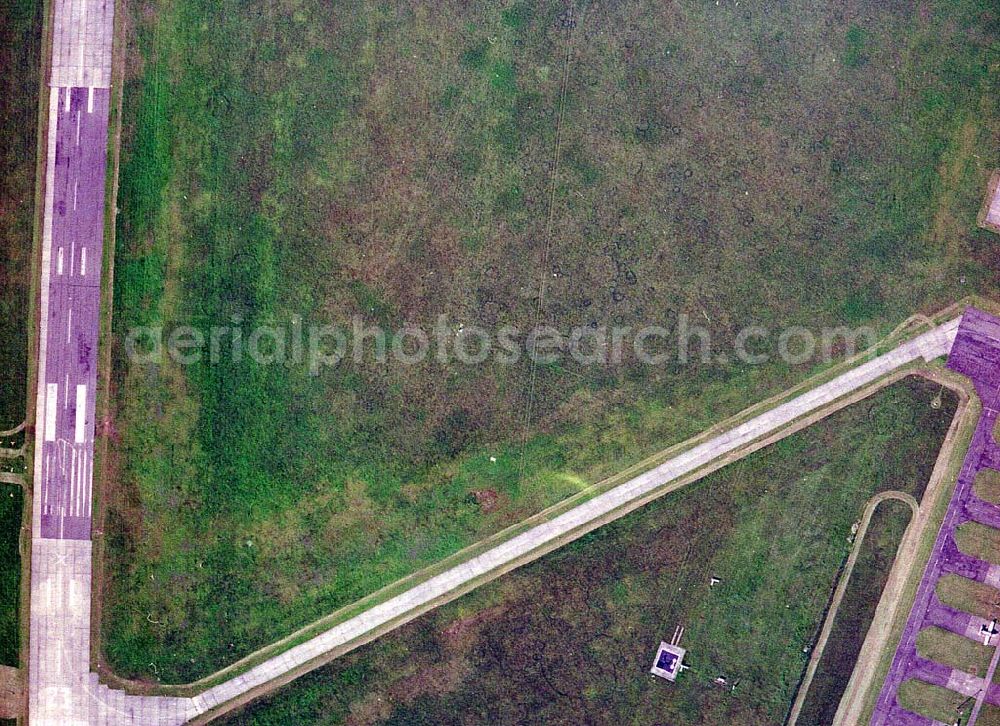 Strausberg / BRB from the bird's eye view: 90-Grad-Sicht auf Bereiche des Flugplatzes Strausberg in Strausberg / Brandenburg.