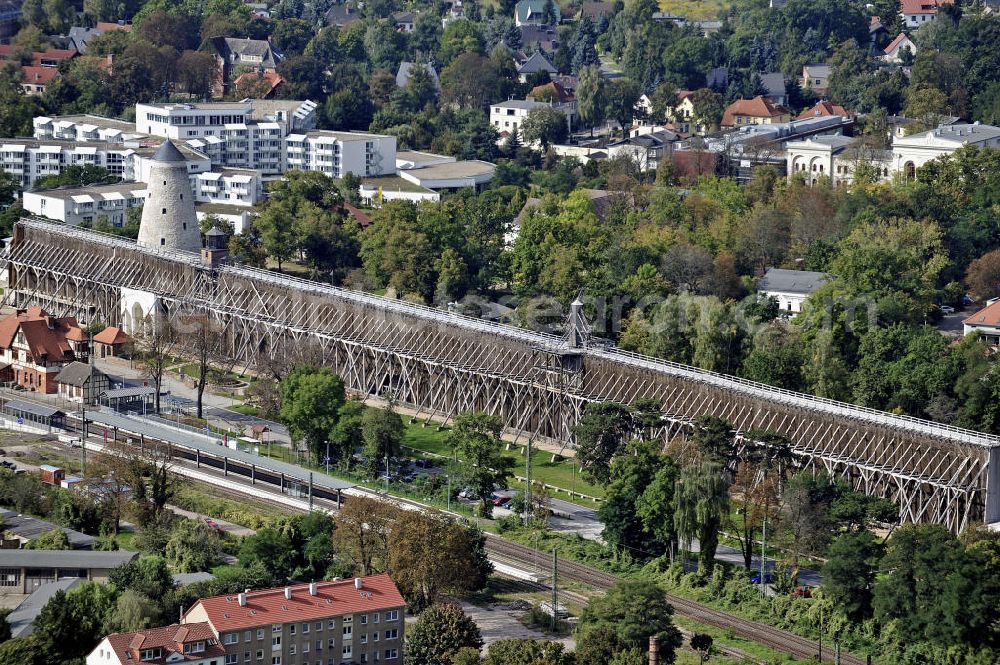 Schönebeck from above - Das Gradierwerk Schönebeck im Kurpark von Bad Salzelmen. Das zwischen 1756 und 1765 errichtete Bauwerk diente zur Erhöhung des Salzgehaltes der in der Nähe gelegenen Salzsole und war einst 1.837 m lang. The graduation works Schonebeck in the spa gardens of Bad Salzelmen.