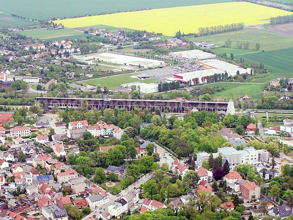 Schönebeck from the bird's eye view: Das Gradierwerk ließ der preußische Staat zwischen 1756 -1765 zur Erhöhung der Salzkonzentration der Sole nach Plänen des Bergoberhauptmann Waitz Freiherr von Eschen in einer Länge von 1323 m errichten. In den Jahren 1774 - 1777 wurde es auf 1837 m verlängert. Seine wirtschaftliche Bedeutung verlor das technische Bauwerk 1890 als nach Fertigstellung des Salzschachtes zum Spritzverfahren im Untertagebau übergangen wurde. Danach diente es ausschließlich der Freiluftinhalation. Solepark Schönebeck / Bad Salzelmen Badepark 1 39218 Schönebeck Tel.: +49(0)3928 / 7055-0