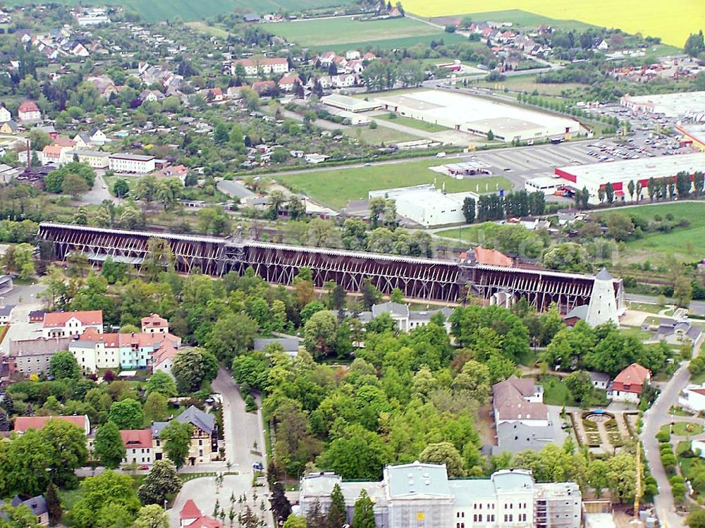 Aerial image Schönebeck - Das Gradierwerk ließ der preußische Staat zwischen 1756 -1765 zur Erhöhung der Salzkonzentration der Sole nach Plänen des Bergoberhauptmann Waitz Freiherr von Eschen in einer Länge von 1323 m errichten. In den Jahren 1774 - 1777 wurde es auf 1837 m verlängert. Seine wirtschaftliche Bedeutung verlor das technische Bauwerk 1890 als nach Fertigstellung des Salzschachtes zum Spritzverfahren im Untertagebau übergangen wurde. Danach diente es ausschließlich der Freiluftinhalation. Solepark Schönebeck / Bad Salzelmen Badepark 1 39218 Schönebeck Tel.: +49(0)3928 / 7055-0