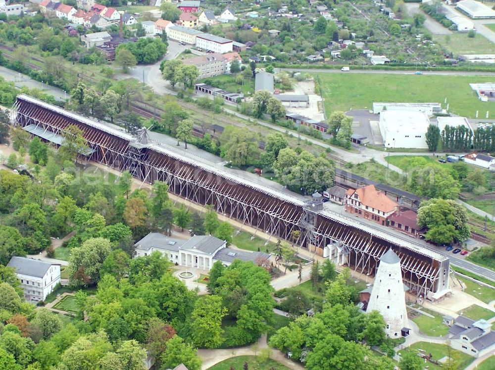 Aerial photograph Schönebeck - Das Gradierwerk ließ der preußische Staat zwischen 1756 -1765 zur Erhöhung der Salzkonzentration der Sole nach Plänen des Bergoberhauptmann Waitz Freiherr von Eschen in einer Länge von 1323 m errichten. In den Jahren 1774 - 1777 wurde es auf 1837 m verlängert. Seine wirtschaftliche Bedeutung verlor das technische Bauwerk 1890 als nach Fertigstellung des Salzschachtes zum Spritzverfahren im Untertagebau übergangen wurde. Danach diente es ausschließlich der Freiluftinhalation. Solepark Schönebeck / Bad Salzelmen Badepark 1 39218 Schönebeck Tel.: +49(0)3928 / 7055-0