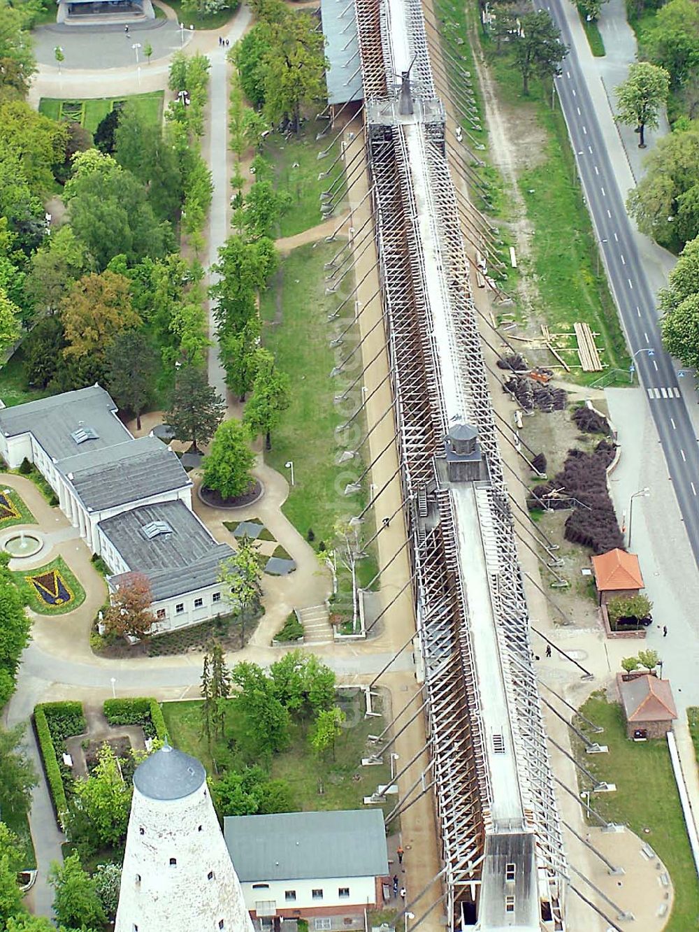 Schönebeck from above - Das Gradierwerk ließ der preußische Staat zwischen 1756 -1765 zur Erhöhung der Salzkonzentration der Sole nach Plänen des Bergoberhauptmann Waitz Freiherr von Eschen in einer Länge von 1323 m errichten. In den Jahren 1774 - 1777 wurde es auf 1837 m verlängert. Seine wirtschaftliche Bedeutung verlor das technische Bauwerk 1890 als nach Fertigstellung des Salzschachtes zum Spritzverfahren im Untertagebau übergangen wurde. Danach diente es ausschließlich der Freiluftinhalation. Solepark Schönebeck / Bad Salzelmen Badepark 1 39218 Schönebeck Tel.: +49(0)3928 / 7055-0