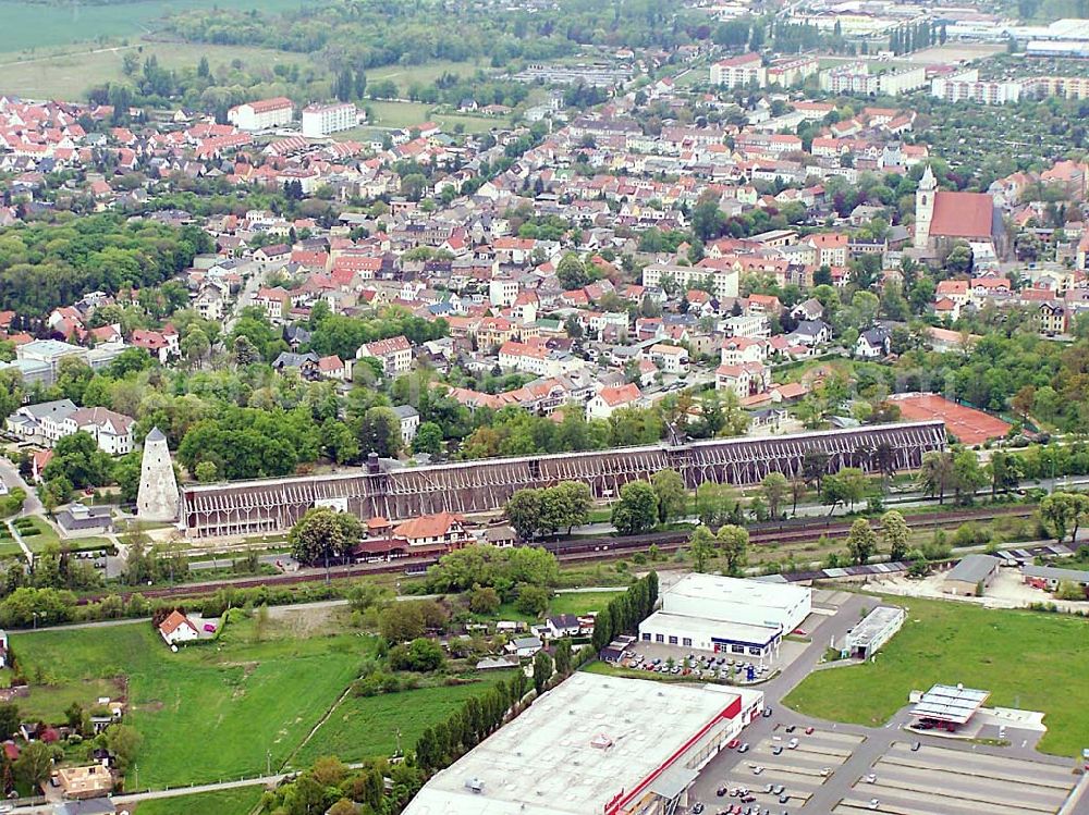 Schönebeck from the bird's eye view: Das Gradierwerk ließ der preußische Staat zwischen 1756 -1765 zur Erhöhung der Salzkonzentration der Sole nach Plänen des Bergoberhauptmann Waitz Freiherr von Eschen in einer Länge von 1323 m errichten. In den Jahren 1774 - 1777 wurde es auf 1837 m verlängert. Seine wirtschaftliche Bedeutung verlor das technische Bauwerk 1890 als nach Fertigstellung des Salzschachtes zum Spritzverfahren im Untertagebau übergangen wurde. Danach diente es ausschließlich der Freiluftinhalation.