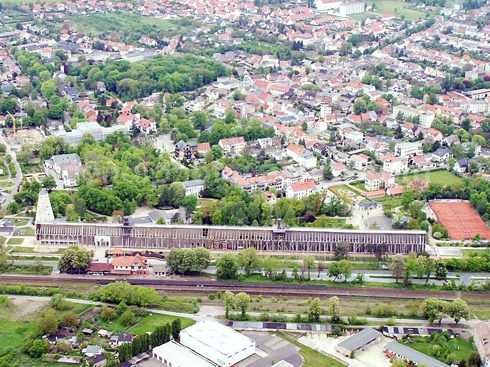 Aerial image Schönebeck - Das Gradierwerk ließ der preußische Staat zwischen 1756 -1765 zur Erhöhung der Salzkonzentration der Sole nach Plänen des Bergoberhauptmann Waitz Freiherr von Eschen in einer Länge von 1323 m errichten. In den Jahren 1774 - 1777 wurde es auf 1837 m verlängert. Seine wirtschaftliche Bedeutung verlor das technische Bauwerk 1890 als nach Fertigstellung des Salzschachtes zum Spritzverfahren im Untertagebau übergangen wurde. Danach diente es ausschließlich der Freiluftinhalation. Solepark Schönebeck / Bad Salzelmen Badepark 1 39218 Schönebeck Tel.: +49(0)3928 / 7055-0