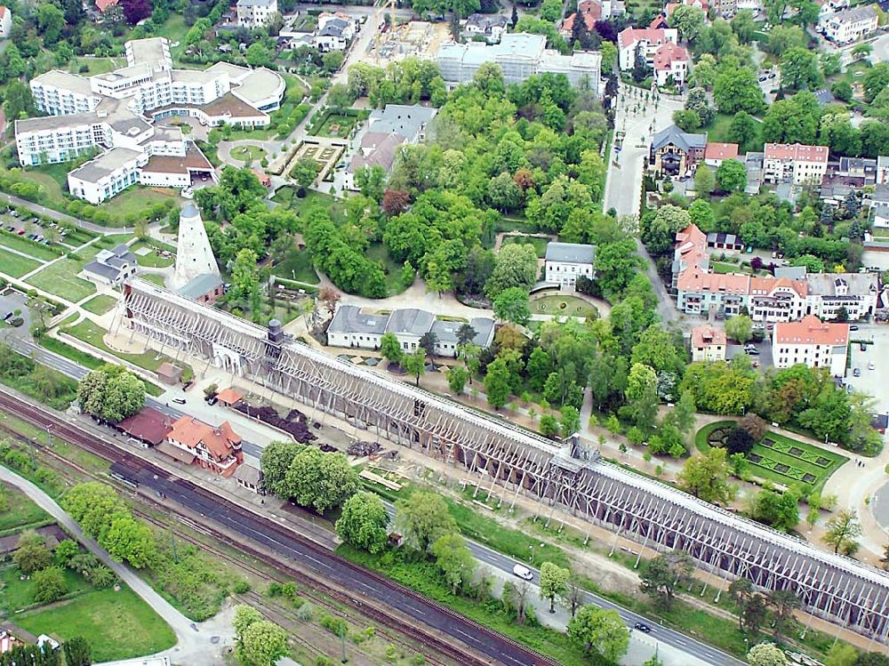 Aerial photograph Schönebeck - Das Gradierwerk ließ der preußische Staat zwischen 1756 -1765 zur Erhöhung der Salzkonzentration der Sole nach Plänen des Bergoberhauptmann Waitz Freiherr von Eschen in einer Länge von 1323 m errichten. In den Jahren 1774 - 1777 wurde es auf 1837 m verlängert. Seine wirtschaftliche Bedeutung verlor das technische Bauwerk 1890 als nach Fertigstellung des Salzschachtes zum Spritzverfahren im Untertagebau übergangen wurde. Danach diente es ausschließlich der Freiluftinhalation. Im Hintergrund ist die Rehaklinik zu sehen. Solepark Schönebeck / Bad Salzelmen Badepark 1 39218 Schönebeck Tel.: +49(0)3928 / 7055-0