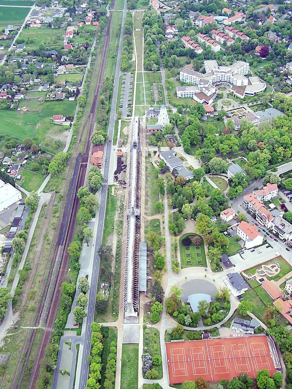 Schönebeck from above - Das Gradierwerk ließ der preußische Staat zwischen 1756 -1765 zur Erhöhung der Salzkonzentration der Sole nach Plänen des Bergoberhauptmann Waitz Freiherr von Eschen in einer Länge von 1323 m errichten. In den Jahren 1774 - 1777 wurde es auf 1837 m verlängert. Seine wirtschaftliche Bedeutung verlor das technische Bauwerk 1890 als nach Fertigstellung des Salzschachtes zum Spritzverfahren im Untertagebau übergangen wurde. Danach diente es ausschließlich der Freiluftinhalation. Solepark Schönebeck / Bad Salzelmen Badepark 1, 39218 Schönebeck, Tel.: +49(0)3928 / 7055-0