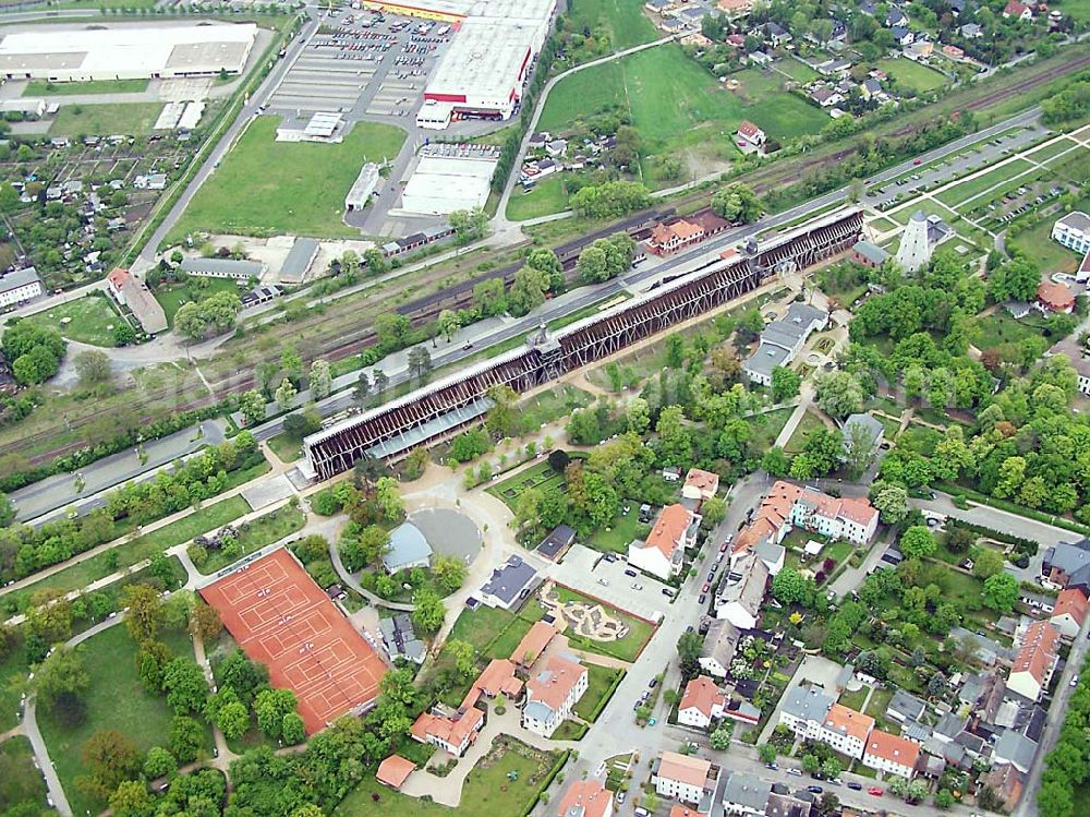 Schönebeck from the bird's eye view: Das Gradierwerk ließ der preußische Staat zwischen 1756 -1765 zur Erhöhung der Salzkonzentration der Sole nach Plänen des Bergoberhauptmann Waitz Freiherr von Eschen in einer Länge von 1323 m errichten. In den Jahren 1774 - 1777 wurde es auf 1837 m verlängert. Seine wirtschaftliche Bedeutung verlor das technische Bauwerk 1890 als nach Fertigstellung des Salzschachtes zum Spritzverfahren im Untertagebau übergangen wurde. Danach diente es ausschließlich der Freiluftinhalation. Solepark Schönebeck / Bad Salzelmen Badepark 1, 39218 Schönebeck, Tel.: +49(0)3928 / 7055-0