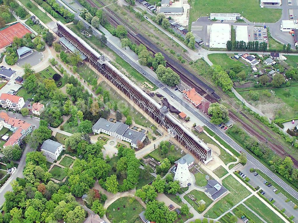 Aerial photograph Schönebeck - Das Gradierwerk ließ der preußische Staat zwischen 1756 -1765 zur Erhöhung der Salzkonzentration der Sole nach Plänen des Bergoberhauptmann Waitz Freiherr von Eschen in einer Länge von 1323 m errichten. In den Jahren 1774 - 1777 wurde es auf 1837 m verlängert. Seine wirtschaftliche Bedeutung verlor das technische Bauwerk 1890 als nach Fertigstellung des Salzschachtes zum Spritzverfahren im Untertagebau übergangen wurde. Danach diente es ausschließlich der Freiluftinhalation. Solepark Schönebeck / Bad Salzelmen Badepark 1, 39218 Schönebeck, Tel.: +49(0)3928 / 7055-0