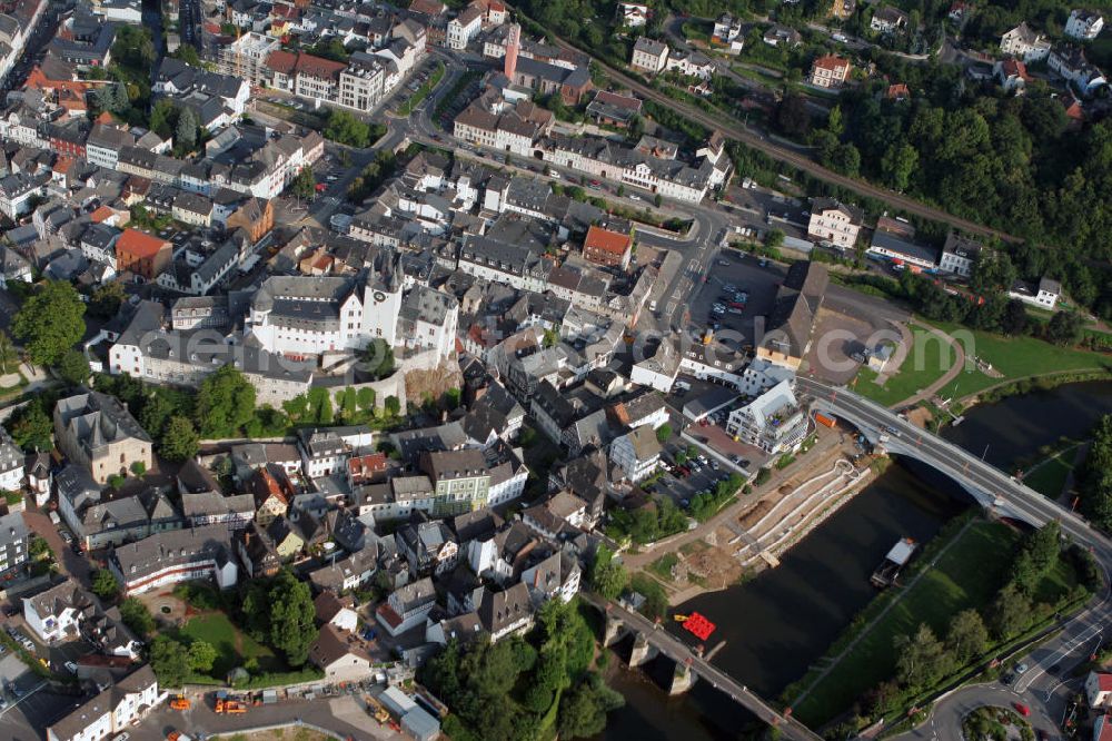 Diez from above - Blick auf die Verbandsgemeinde Diez im Rhein-Lahn-Kreis in Rheinland-Pfalz, mit dem hochmittelalterlichen Grafenschloss. Die hochmittelalterliche Burg Grafenschloss Diez thront auf einem Porphyrfelsen unmittelbar über der Altstadt der Stadt Diez. Seit 2006 wird die Burg als Jugengästehaus des Deutschen Jungedherbergswerk genutzt. View to the communal Diez in the adminsitrative district Rhein-Lahn-Kreis.