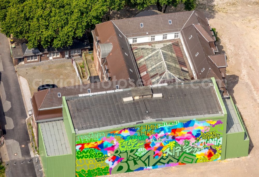 Aerial photograph Dinslaken - Graffiti- artwork and large-area painting on a facade of Kunstgalerie Atelier Freiart on Huenxer Strasse in the district Lohberg in Dinslaken in the state North Rhine-Westphalia, Germany