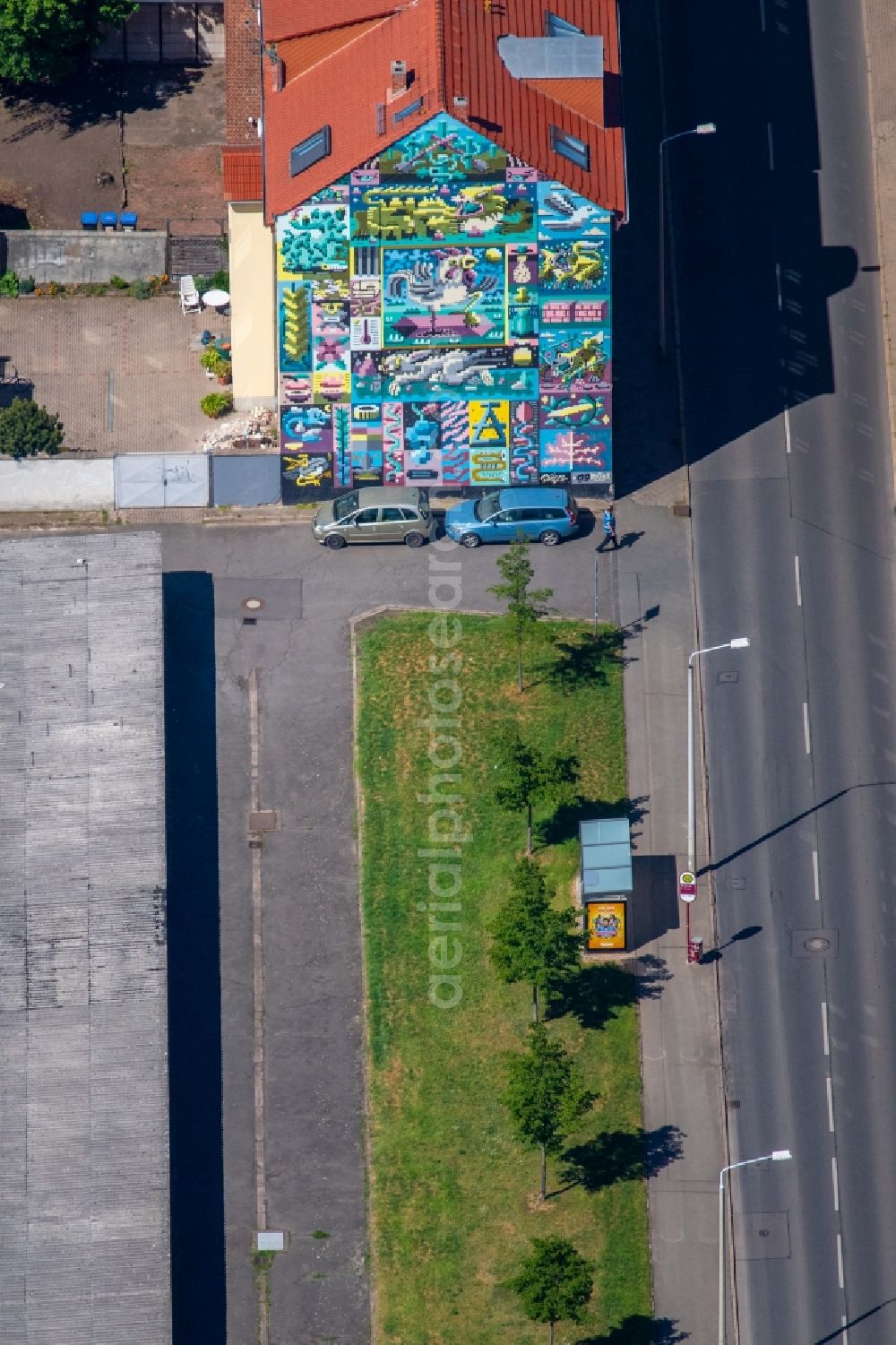 Aerial photograph Erfurt - Graffiti- artwork and large-area painting on a facade of a residential building on Salzstrasse in the district Ilversgehofen in Erfurt in the state Thuringia, Germany