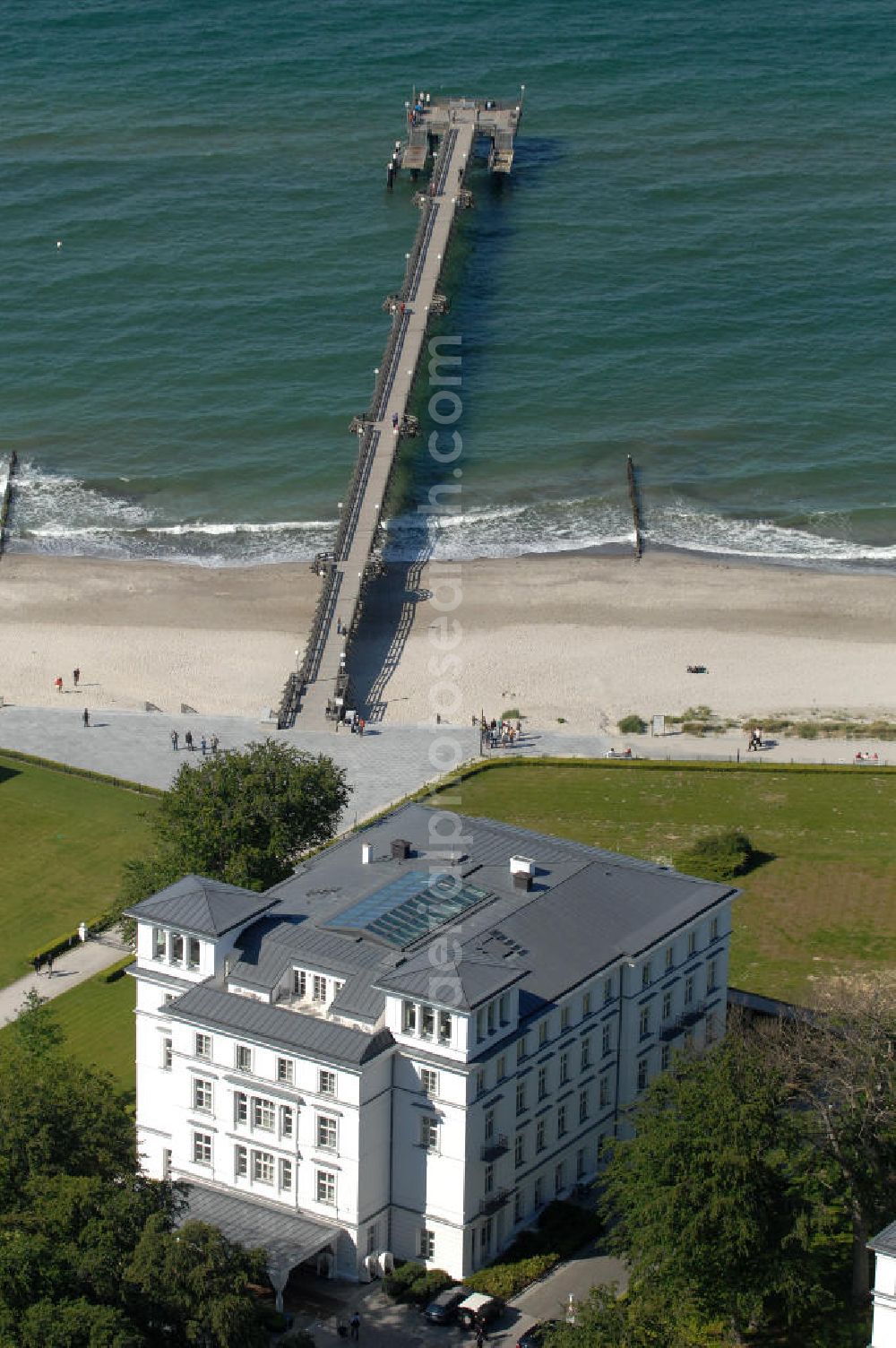 Heiligendamm from the bird's eye view: Blick auf das Haus Grand Hotel vom Grand Hotel Heiligendamm. Der bekannte Ortsteil von Bad Doberan in Mecklenburg-Vorpommern ist das erste Seebad Deutschlands und liegt direkt an der Ostseeküste in der Mecklenburger Bucht. Das Haus Grand Hotel gehört zu den 7 Häusern des Grand Hotels Heiligendamm und liegt direkt an der Seebrücke des Ortes. Im Haus befinden sich die Rezeption, die Nelson Bar sowie 34 luxuriöse Doppelzimmer und 16 Suiten. Kontakt: Grand Hotel Heiligendamm, Prof.-Dr.-V??????????????????????????????????????????????????????????????????????????????????????????????????????????