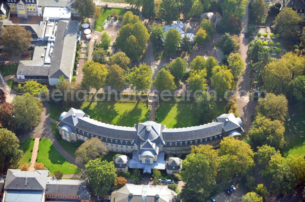 Aerial photograph Bad Nenndorf - Das Grandhotel Esplanade in Bad Nenndorf Niedersachsen wurde aus dem ehemaligen Schwefel-Badehaus errichtet. Das Gebäude ist an ein Therapiezentrum angebunden und bietet Erholung und verschiedene Aktivitäten. The Grandhotel Esplanade in Bad Nenndorf in Lower Saxony, was built at the former ground of a spa. The hotel offers relaxation and different activities.