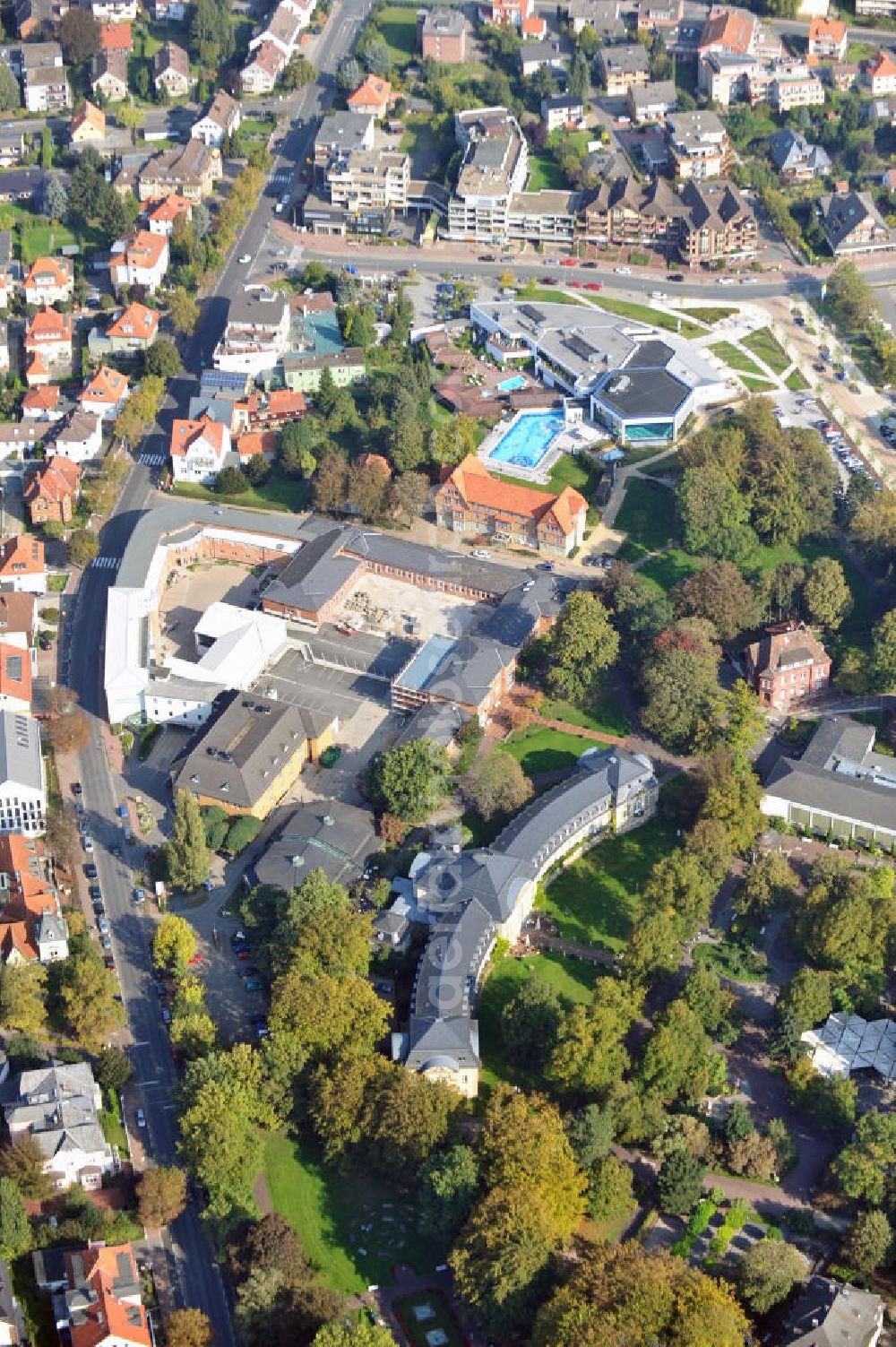 Bad Nenndorf from above - Das Grandhotel Esplanade in Bad Nenndorf Niedersachsen wurde aus dem ehemaligen Schwefel-Badehaus errichtet. Das Gebäude ist an ein Therapiezentrum angebunden und bietet Erholung und verschiedene Aktivitäten. The Grandhotel Esplanade in Bad Nenndorf in Lower Saxony, was built at the former ground of a spa. The hotel offers relaxation and different activities.