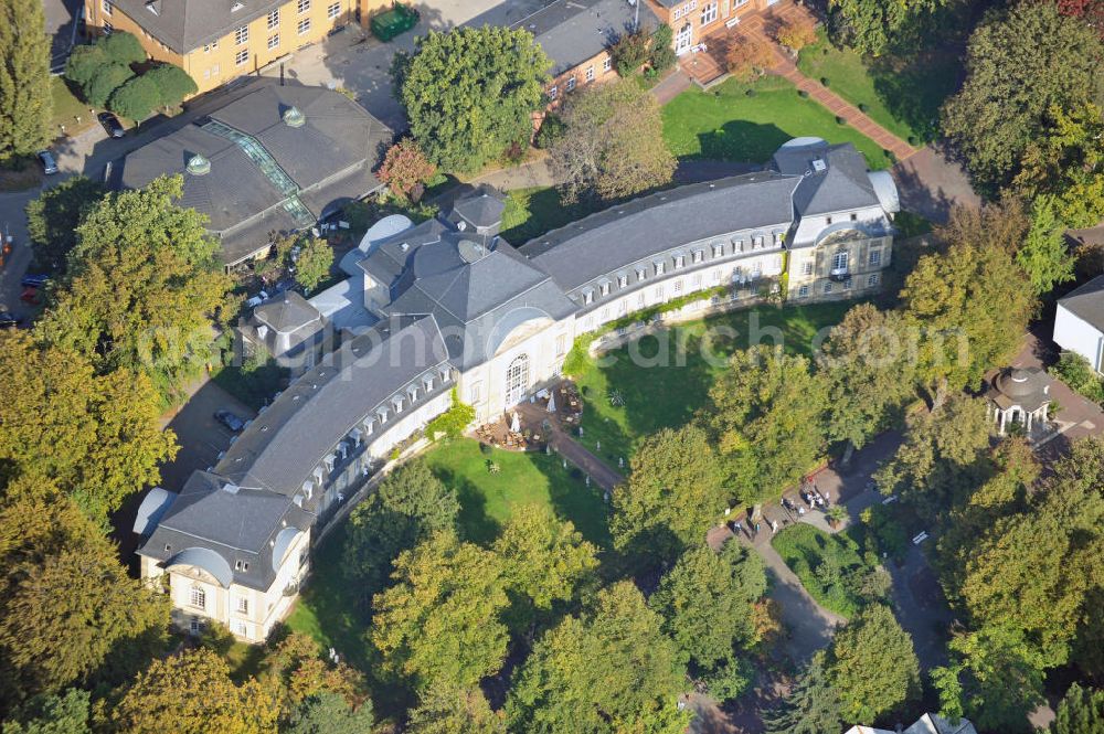 Bad Nenndorf from the bird's eye view: Das Grandhotel Esplanade in Bad Nenndorf Niedersachsen wurde aus dem ehemaligen Schwefel-Badehaus errichtet. Das Gebäude ist an ein Therapiezentrum angebunden und bietet Erholung und verschiedene Aktivitäten. The Grandhotel Esplanade in Bad Nenndorf in Lower Saxony, was built at the former ground of a spa. The hotel offers relaxation and different activities.