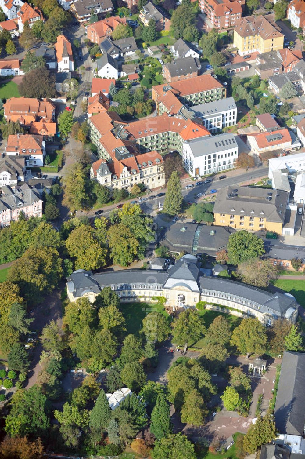 Bad Nenndorf from above - Das Grandhotel Esplanade in Bad Nenndorf Niedersachsen wurde aus dem ehemaligen Schwefel-Badehaus errichtet. Das Gebäude ist an ein Therapiezentrum angebunden und bietet Erholung und verschiedene Aktivitäten. The Grandhotel Esplanade in Bad Nenndorf in Lower Saxony, was built at the former ground of a spa. The hotel offers relaxation and different activities.