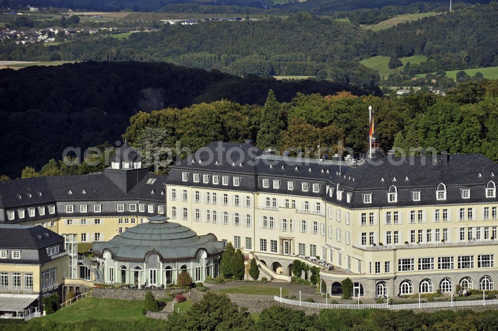 Königswinter from above - Blick auf das ehemalige Gästehaus der Bundesregierung auf dem Petersberg bei Bonn. Bis 1952 war hier der Sitz der Alliierten Hohen Kommission. Von 1955 bis 1969 und wieder seit 1990 dient das Grandhotel auf dem Petersberg als Gästehaus der Bundesrepublik Deutschland, das in unregelmäßigem Abstand Stätte von nationalen wie internationalen Konferenzen wurde. Das Hotel wird seit der Neueröffnung 1990 von der Steigenberger-Kette betrieben. Alleineigentümer ist weiterhin der Bund. View of the former government guest house on the Petersberg near Bonn. Until 1952 it was the seat of the Allied High Commission.