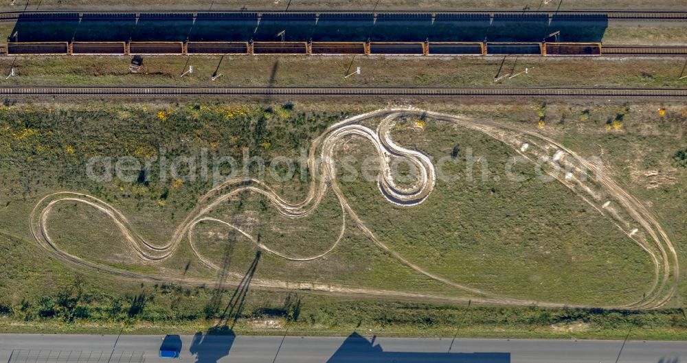 Aerial photograph Duisburg - Green space structures with lanes on a meadow at the Schlickstrasse in Duisburg in the state of North Rhine-Westphalia, Germany