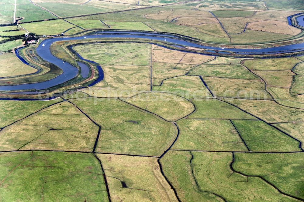 Belton from the bird's eye view: Structures of a field landscape in Belton in England, United Kingdom and River Trent