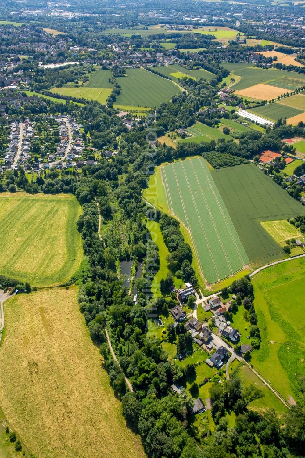 Essen from the bird's eye view: Structures of Hexbachtals, a field and meadow landscape in Essen in North Rhine-Westphalia. The Hexbachtal, official name Laeppkes Muehlbachtal, is a tributary of the Emscher