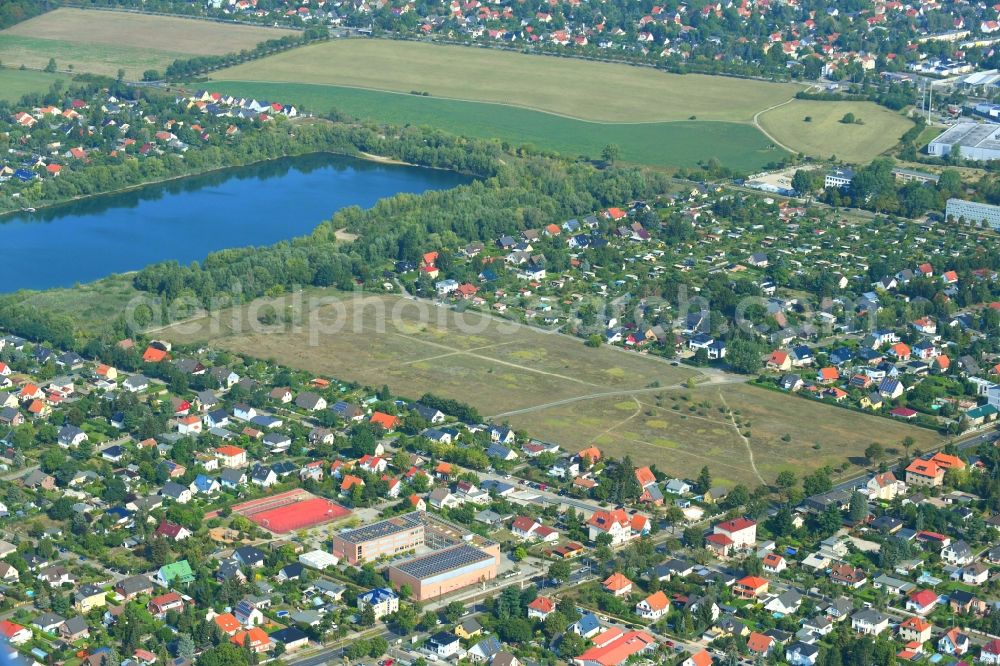 Berlin from the bird's eye view: Structures of a field landscape Grossmannstrasse - Parlestrasse - Goldregenstrasse on Hultschiner Donm in the district Mahlsdorf in Berlin, Germany