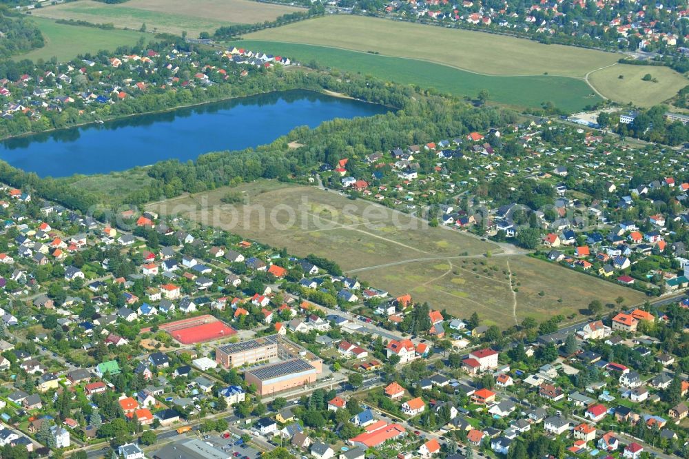 Aerial image Berlin - Structures of a field landscape Grossmannstrasse - Parlestrasse - Goldregenstrasse on Hultschiner Donm in the district Mahlsdorf in Berlin, Germany