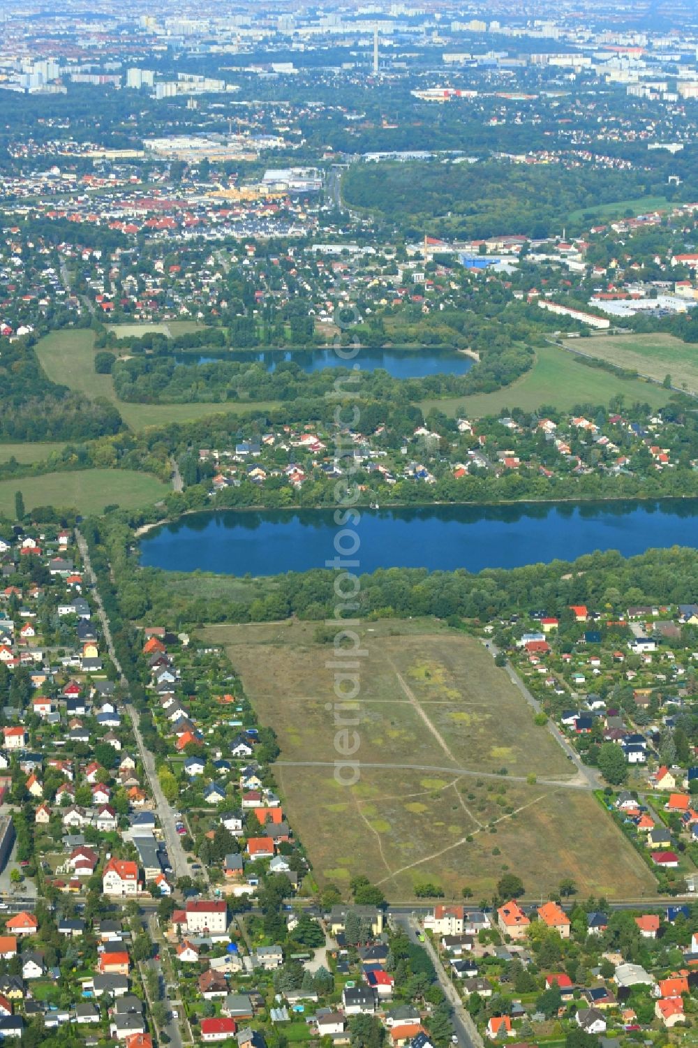 Aerial image Berlin - Structures of a field landscape Grossmannstrasse - Parlestrasse - Goldregenstrasse on Hultschiner Donm in the district Mahlsdorf in Berlin, Germany