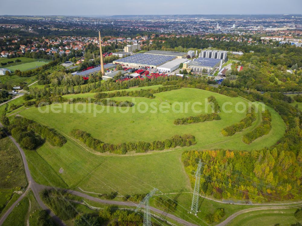 Dresden from the bird's eye view: Structures of a field landscape Kaitzer Hoehe on street Cunnersdorfer Strasse in the district Coschuetz in Dresden in the state Saxony, Germany