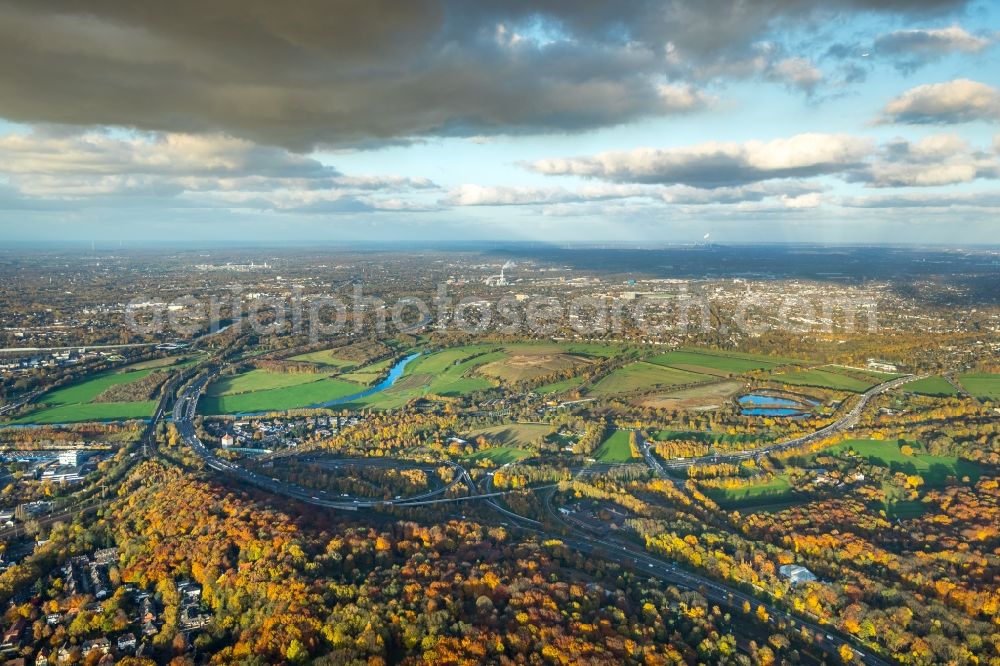 Aerial photograph Mülheim an der Ruhr - Structures of a field landscape Styrumer Ruhraue in Muelheim on the Ruhr in the state North Rhine-Westphalia, Germany