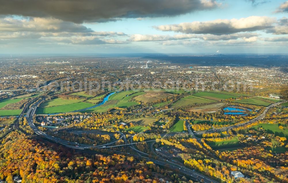 Mülheim an der Ruhr from above - Structures of a field landscape Styrumer Ruhraue in Muelheim on the Ruhr in the state North Rhine-Westphalia, Germany