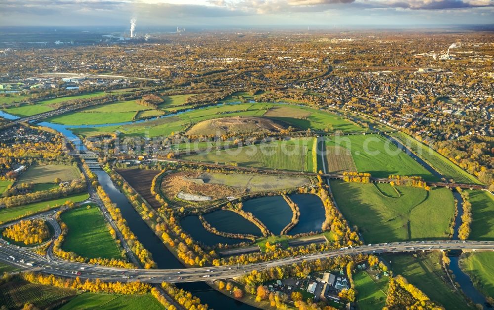 Aerial photograph Mülheim an der Ruhr - Structures of a field landscape Styrumer Ruhraue in Muelheim on the Ruhr in the state North Rhine-Westphalia, Germany