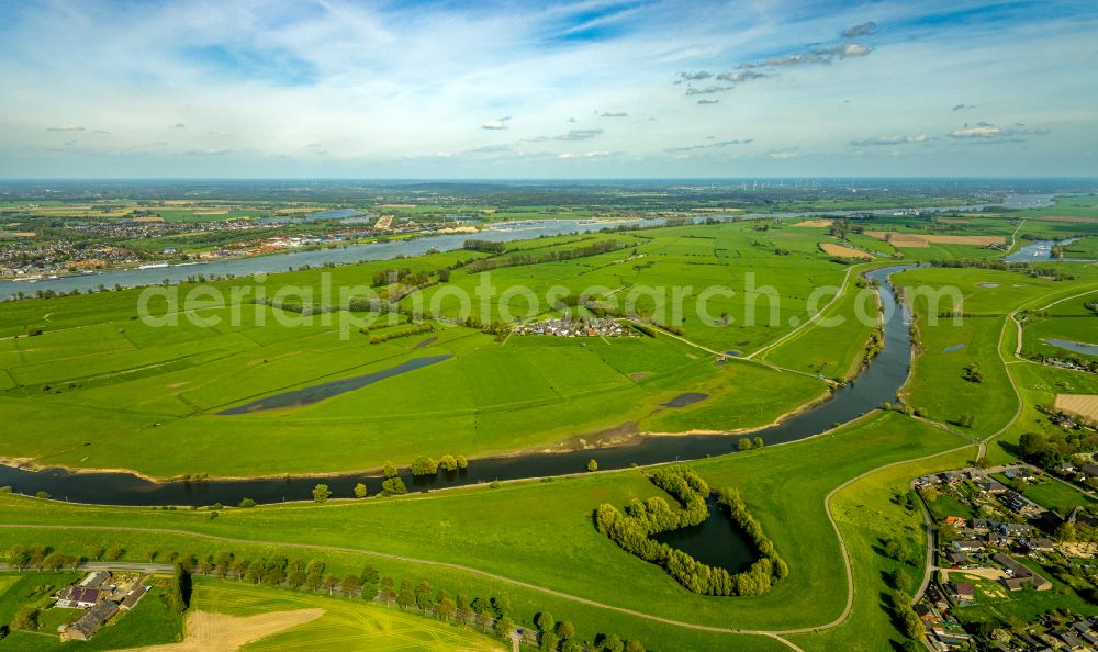 Aerial photograph Kleve - Grassland structures of a field and meadow landscape on the banks of the river Griethauser Altrhein on the K3 road in Kleve in the state of North Rhine-Westphalia, Germany