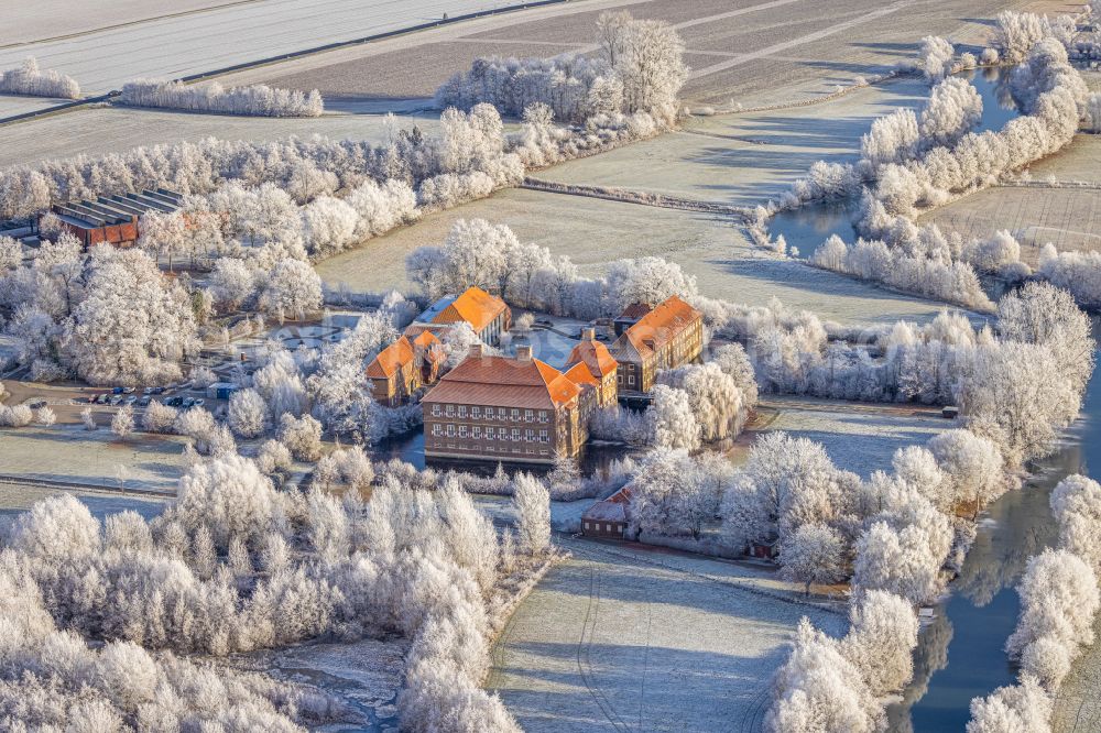 Aerial photograph Hamm - Structures of a field landscape on Wasserschloss Schloss Oberwerries in the district Heessen in Hamm at Ruhrgebiet in the state North Rhine-Westphalia, Germany