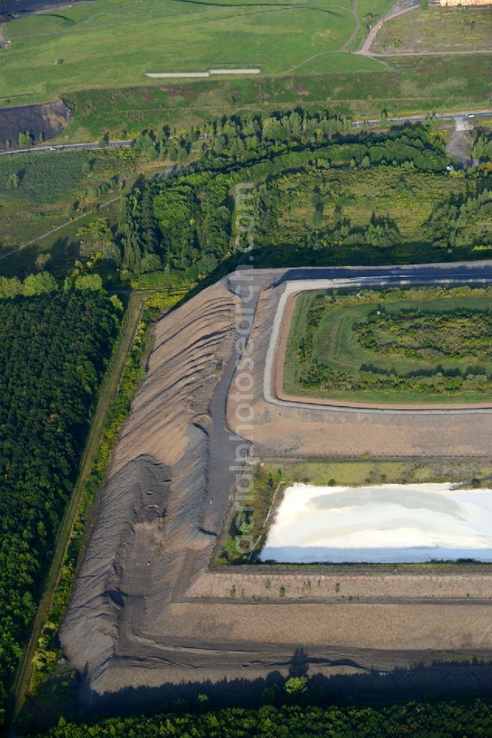 Aerial photograph Helbra - Gras hill and mining facilities in the South of Helbra in the state of Saxony-Anhalt. The hill and the pool with chalk and limescale are located in the South of Helbra, in its industrial area