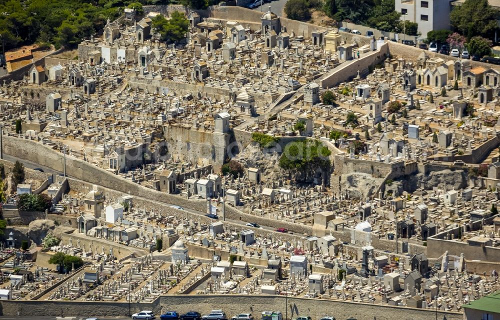 Aerial photograph Sète - Tombs and historical tombs in the cemetery in Sète in France