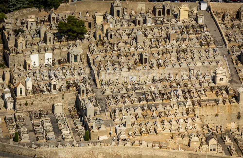 Aerial image Sète - Tombs and historical tombs in the cemetery in Sète in France