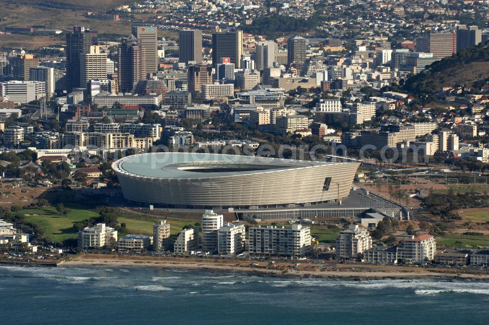 Kapstadt from above - Blick auf das Green Point Stadion in der Provinz Western Cape Südafrika, welches zur Fußball-Weltmeisterschaft erbaut wurde. Die Dachkonstruktion wurde von der Firma Pfeifer Seil- und Hebetechnik GmbH gebaut. Die hierfür benötigten Spezialgläser kommen von Thiele Glas. Architekten sind gmp Architekten von Gerkan, Marg und Partner sowie den Tragwerksplanern Schlaich, Bergermann und Partner aus Stuttgart. View of the Green Point Stadium in South Afr????????????????????????????????