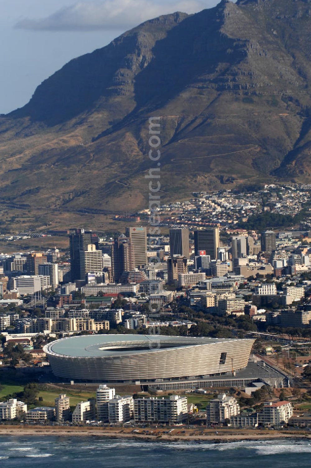 Aerial image Kapstadt - Blick auf das Green Point Stadion in der Provinz Western Cape Südafrika, welches zur Fußball-Weltmeisterschaft erbaut wurde. Die Dachkonstruktion wurde von der Firma Pfeifer Seil- und Hebetechnik GmbH gebaut. Die hierfür benötigten Spezialgläser kommen von Thiele Glas. Architekten sind gmp Architekten von Gerkan, Marg und Partner sowie den Tragwerksplanern Schlaich, Bergermann und Partner aus Stuttgart. View of the Green Point Stadium in South Afr????????????????????????????????