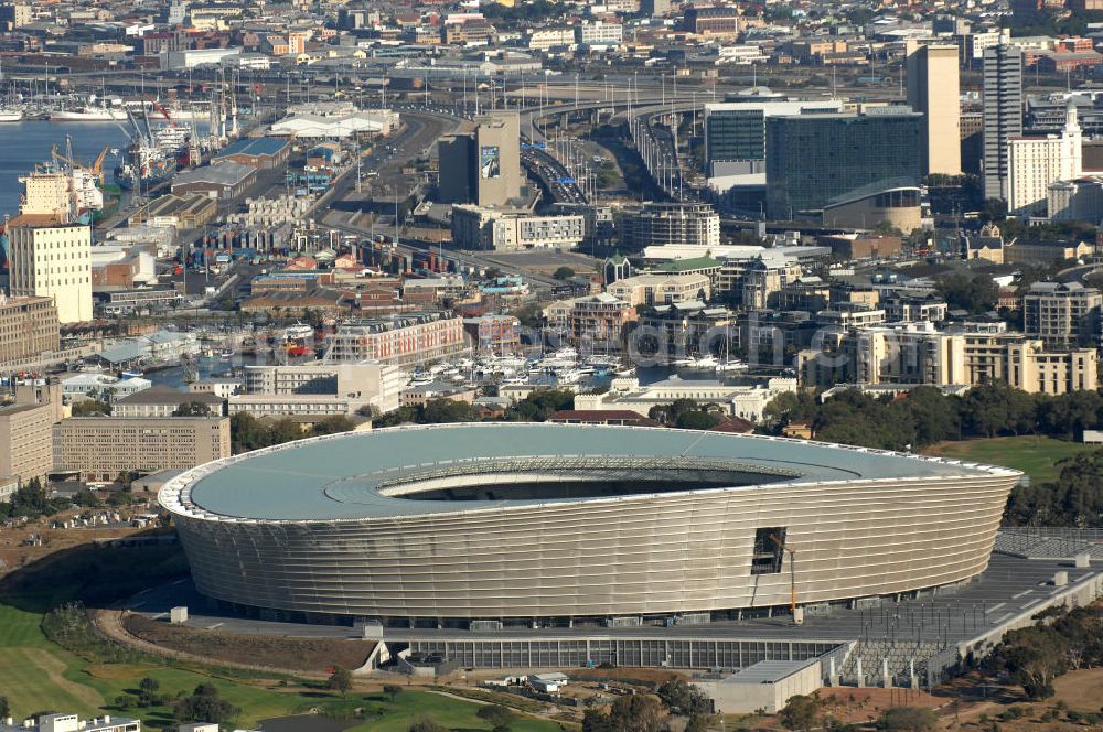 Kapstadt from above - Blick auf das Green Point Stadion in der Provinz Western Cape Südafrika, welches zur Fußball-Weltmeisterschaft erbaut wurde. Die Dachkonstruktion wurde von der Firma Pfeifer Seil- und Hebetechnik GmbH gebaut. Die hierfür benötigten Spezialgläser kommen von Thiele Glas. Architekten sind gmp Architekten von Gerkan, Marg und Partner sowie den Tragwerksplanern Schlaich, Bergermann und Partner aus Stuttgart. View of the Green Point Stadium in South Afr????????????????????????????????