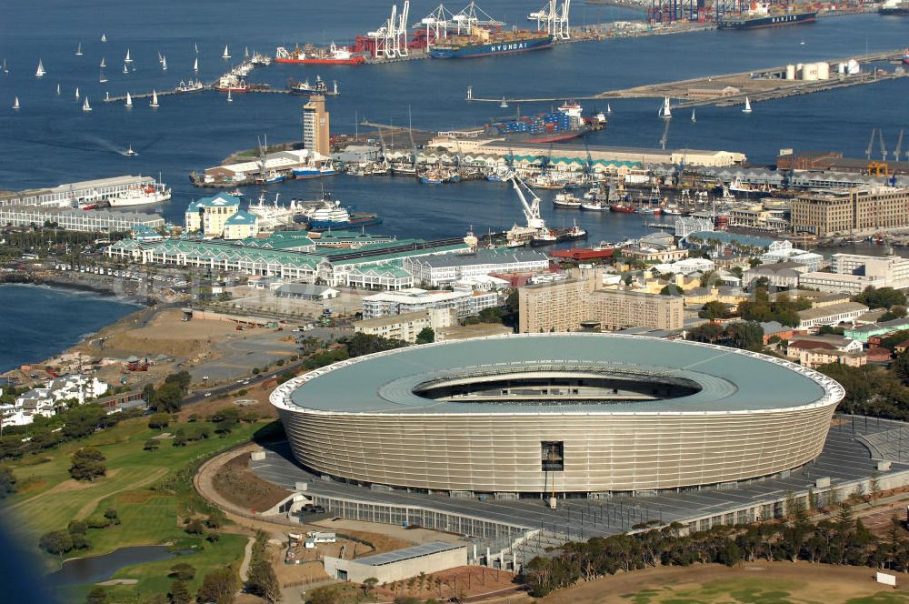 Aerial image Kapstadt - Blick auf das Green Point Stadion in der Provinz Western Cape Südafrika, welches zur Fußball-Weltmeisterschaft erbaut wurde. Die Dachkonstruktion wurde von der Firma Pfeifer Seil- und Hebetechnik GmbH gebaut. Die hierfür benötigten Spezialgläser kommen von Thiele Glas. Architekten sind gmp Architekten von Gerkan, Marg und Partner sowie den Tragwerksplanern Schlaich, Bergermann und Partner aus Stuttgart. View of the Green Point Stadium in South Afr????????????????????????????????