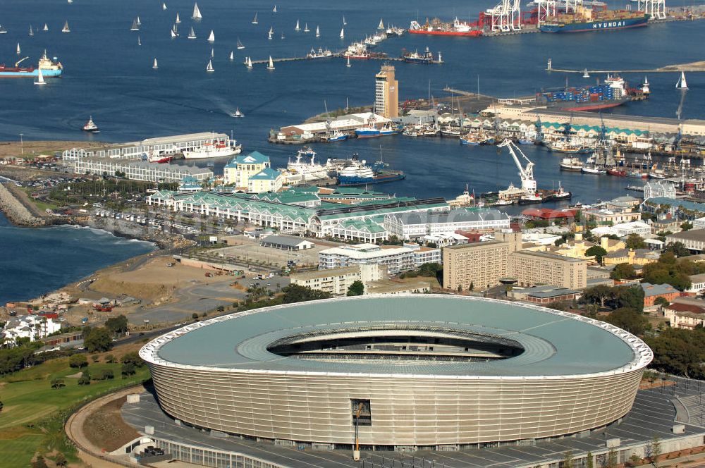 Kapstadt from above - Blick auf das Green Point Stadion in der Provinz Western Cape Südafrika, welches zur Fußball-Weltmeisterschaft erbaut wurde. Die Dachkonstruktion wurde von der Firma Pfeifer Seil- und Hebetechnik GmbH gebaut. Die hierfür benötigten Spezialgläser kommen von Thiele Glas. Architekten sind gmp Architekten von Gerkan, Marg und Partner sowie den Tragwerksplanern Schlaich, Bergermann und Partner aus Stuttgart. View of the Green Point Stadium in South Afr????????????????????????????????