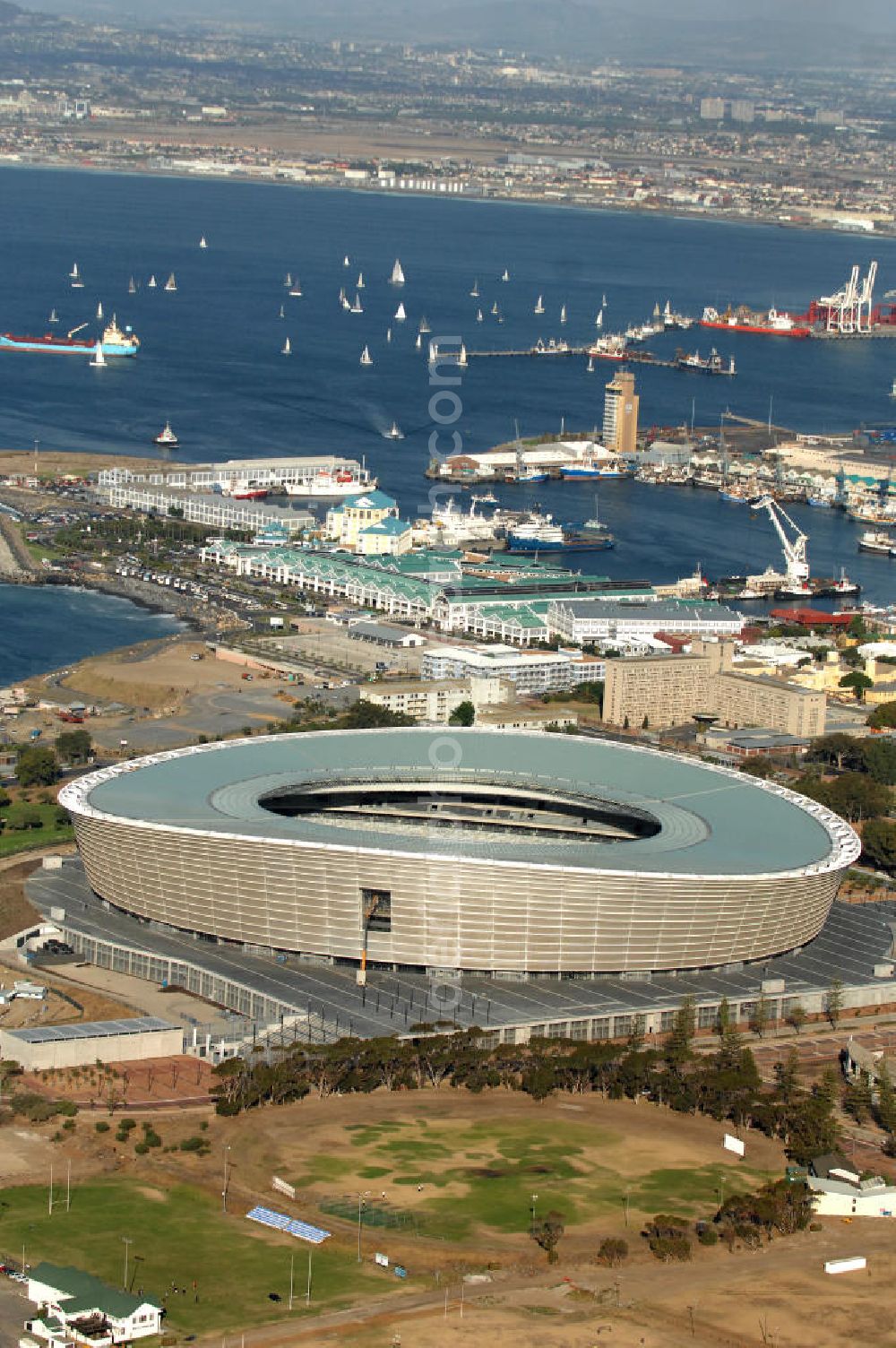 Kapstadt from the bird's eye view: Blick auf das Green Point Stadion in der Provinz Western Cape Südafrika, welches zur Fußball-Weltmeisterschaft erbaut wurde. Die Dachkonstruktion wurde von der Firma Pfeifer Seil- und Hebetechnik GmbH gebaut. Die hierfür benötigten Spezialgläser kommen von Thiele Glas. Architekten sind gmp Architekten von Gerkan, Marg und Partner sowie den Tragwerksplanern Schlaich, Bergermann und Partner aus Stuttgart. View of the Green Point Stadium in South Afr????????????????????????????????