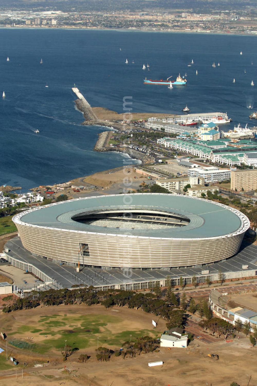 Aerial image Kapstadt - Blick auf das Green Point Stadion in der Provinz Western Cape Südafrika, welches zur Fußball-Weltmeisterschaft erbaut wurde. Die Dachkonstruktion wurde von der Firma Pfeifer Seil- und Hebetechnik GmbH gebaut. Die hierfür benötigten Spezialgläser kommen von Thiele Glas. Architekten sind gmp Architekten von Gerkan, Marg und Partner sowie den Tragwerksplanern Schlaich, Bergermann und Partner aus Stuttgart. View of the Green Point Stadium in South Afr????????????????????????????????