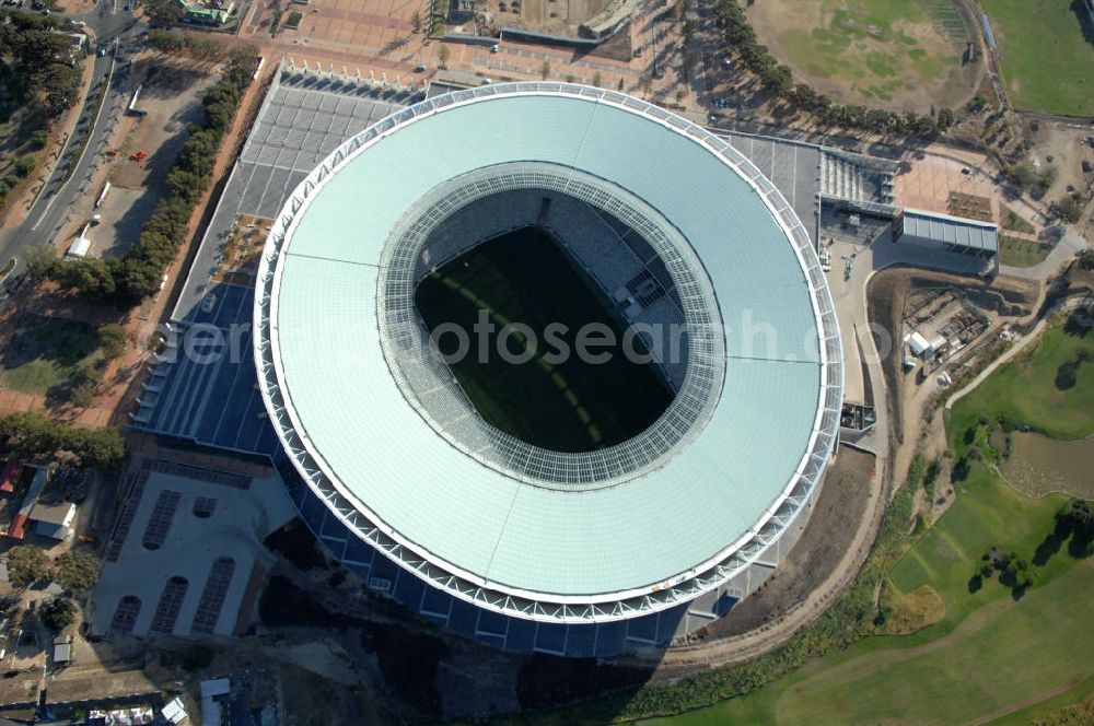 Kapstadt from above - Blick auf das Green Point Stadion in der Provinz Western Cape Südafrika, welches zur Fußball-Weltmeisterschaft erbaut wurde. Die Dachkonstruktion wurde von der Firma Pfeifer Seil- und Hebetechnik GmbH gebaut. Die hierfür benötigten Spezialgläser kommen von Thiele Glas. Architekten sind gmp Architekten von Gerkan, Marg und Partner sowie den Tragwerksplanern Schlaich, Bergermann und Partner aus Stuttgart. View of the Green Point Stadium in South Afr????????????????????????????????