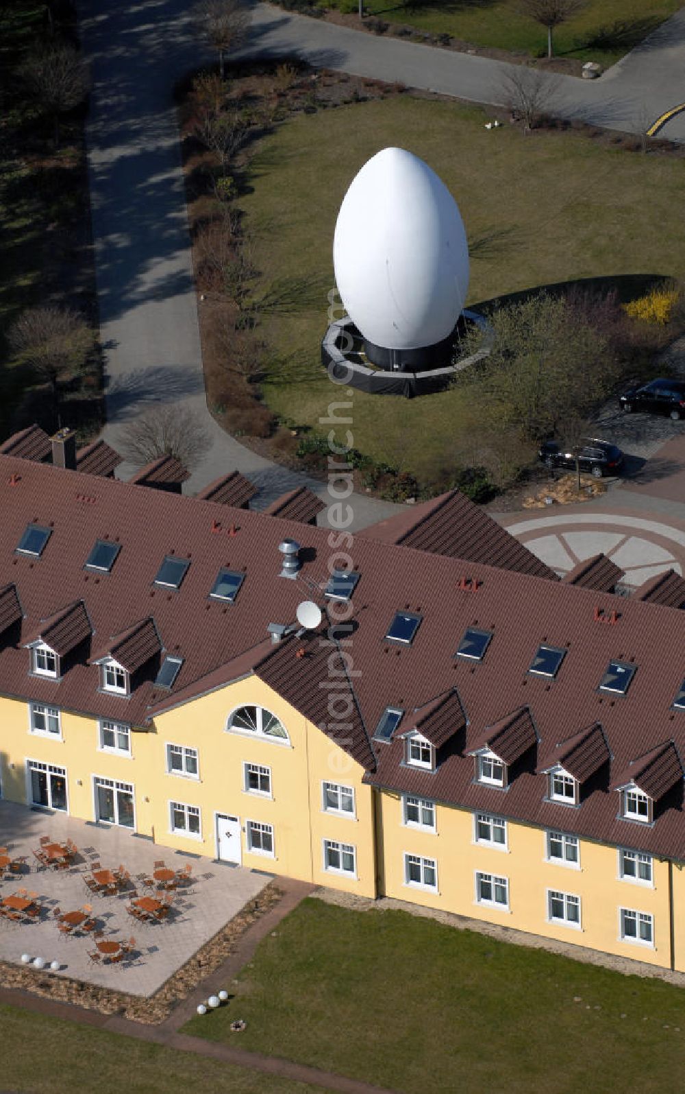 Niemegk OT Neuendorf from the bird's eye view: Blick auf das GreenLine Landhotel Im Fläming. Es wurde 1996 auf einem 32 ha großem Areal erbaut. Es beherbergt auch das dazugehörige Restaurant / Cafe Falkenhof. In der Osterzeit steht vor dem Hotel ein grosses Osterei, welches in den Abendstunden leuchtet. Kontakt: Zum Reiterhof 1, 14823 Niemegk OT Neuendorf, Tel. +49(0)33843 92719 0, Fax +49(0)33843 92719 999, e-mail: info@landhotel-im-flaeming.de