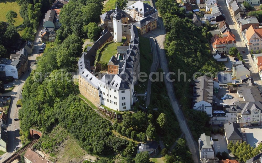 Greiz from above - Townscape view of Greiz in the state of Thuringia with the Castle Oberes Schloss and parts of the historic district. The Castle Oberes Schloss is located on the 50 m high mountain peak and includes a museum