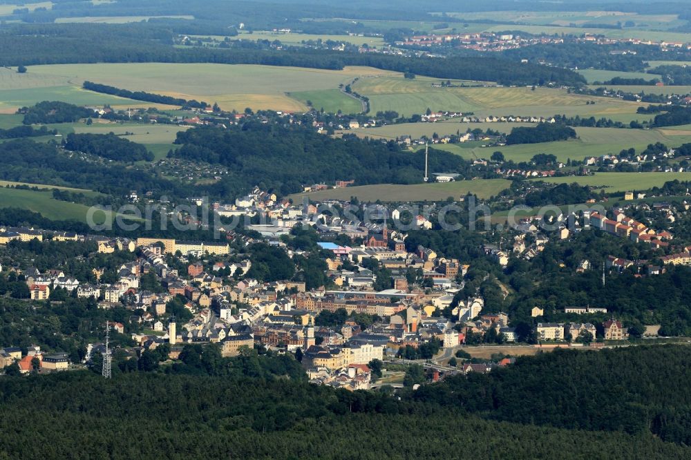 Greiz from the bird's eye view: The county seat Greiz located in the southeast of the state of Thuringia in the valley of the White Elster. The city is dominated by sites such as the Lower and Upper Castle, the town church and the former Lyceum, in which the library is housed. The Castles were for centuries the residence of the Princely House of Reuss. Today, the Lower castle was used as a museum. In the background is the Aubachtaler church to see a red brick building